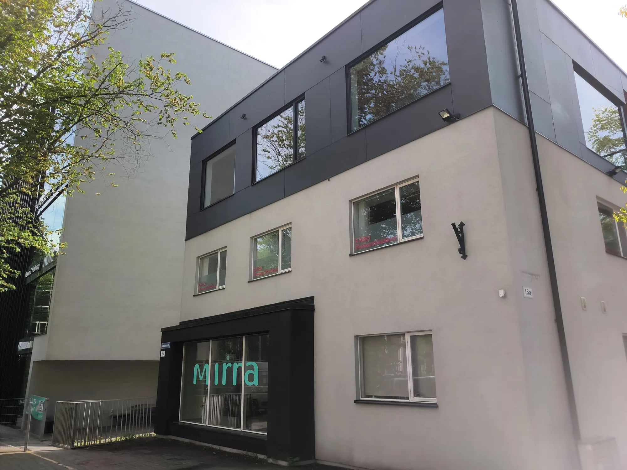 Puhtaks pestud akendega kolmekorruseline hoone päikeses, nurgavaade