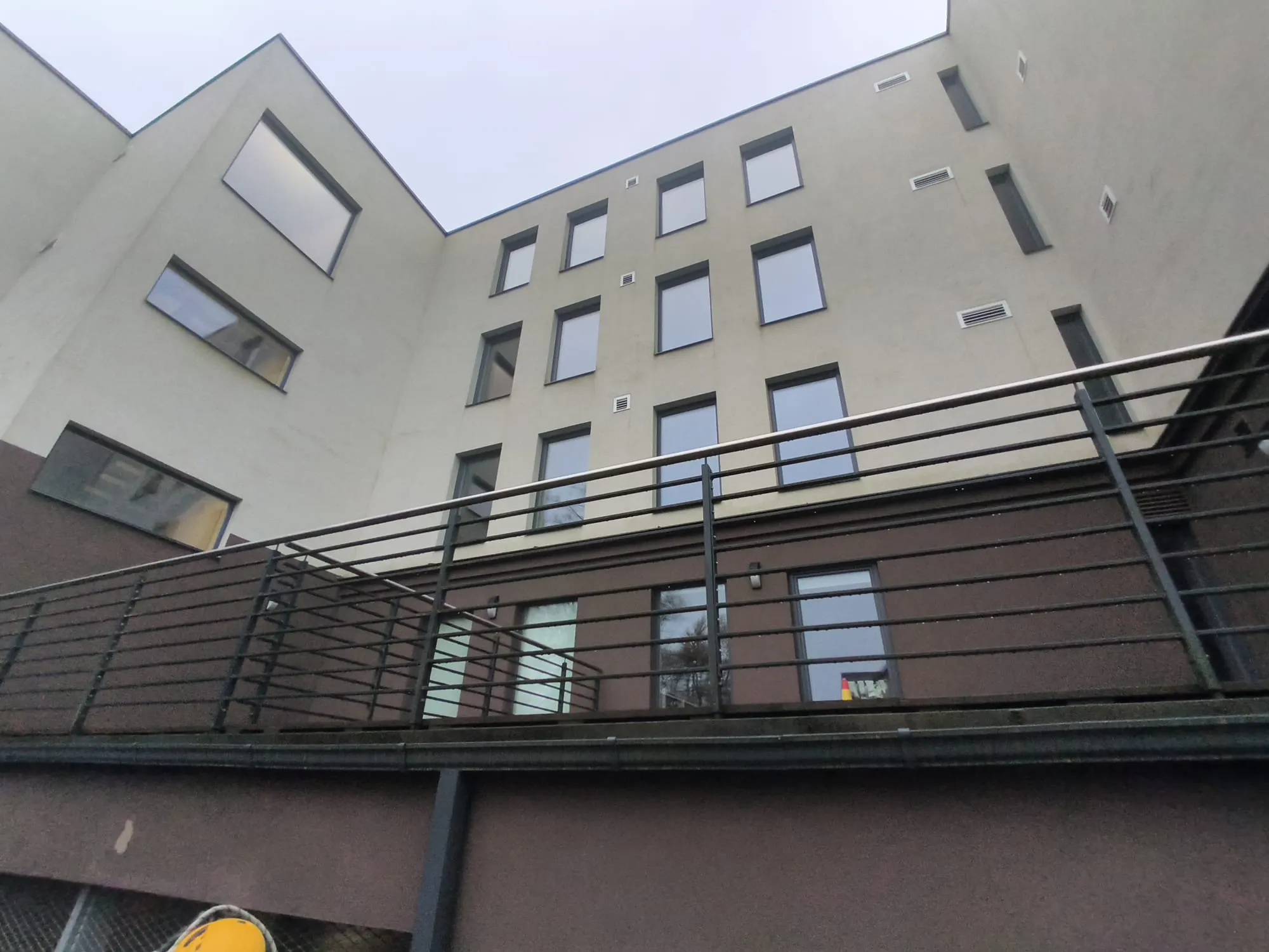 Korterelamu hoovipoolne fassaad trepikoja akendega