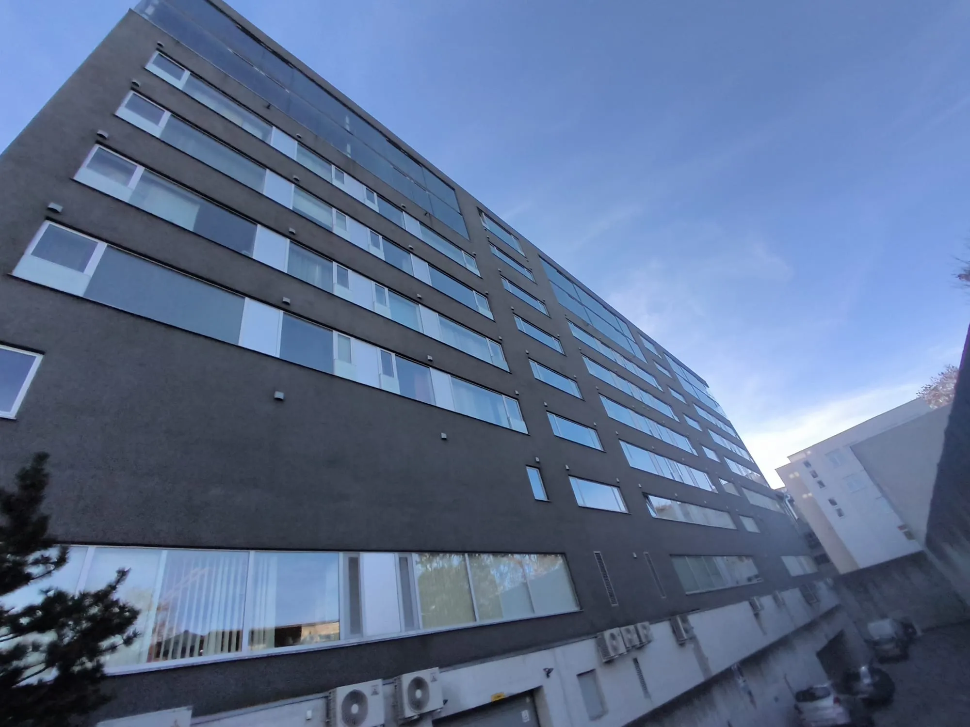 Puhtaks pestud akendega tumeda fassaadiga kõrghoone Kaarli puiesteel
