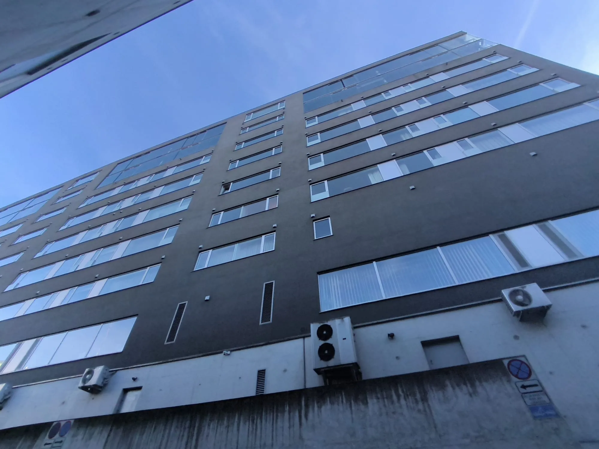 Vaade alt üles mitmekorruselise hoone puhastele akendele ja fassaadile