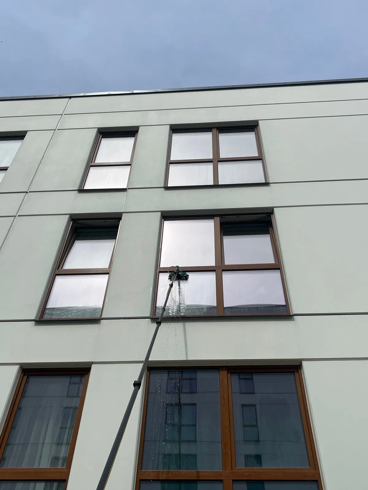 Akende pesu teleskoopharjaga kortermaja fassaadil