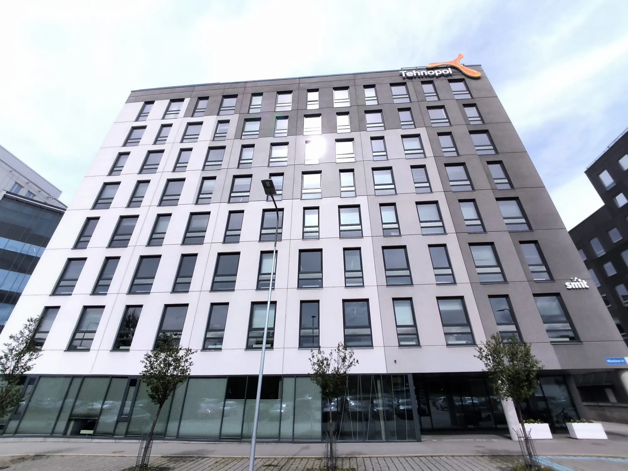 Ärilinnaku büroohoone — akende välipesu objekt