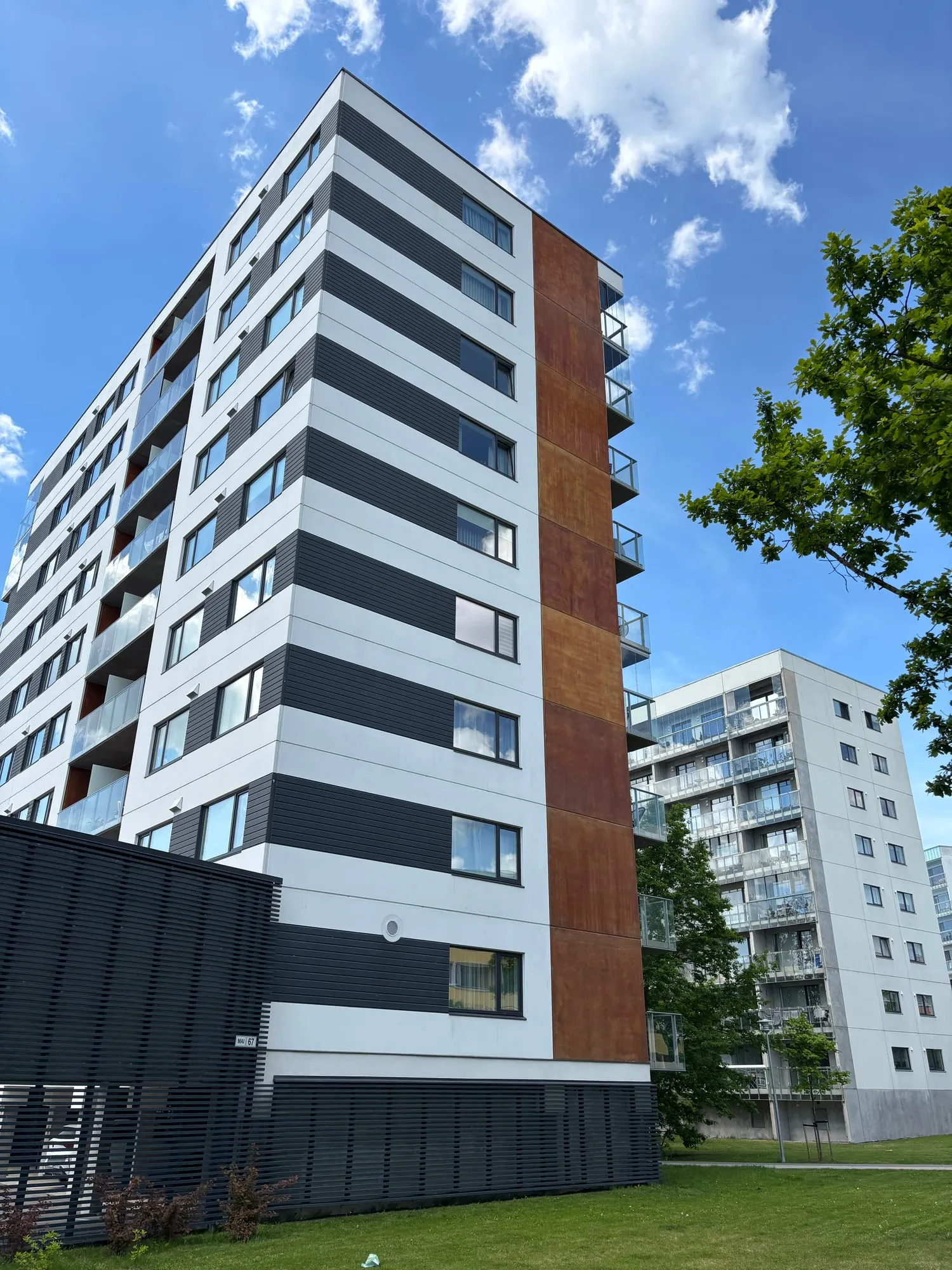 Kortermaja fassaad ja aknad Pärnus, taustal teine kortermaja