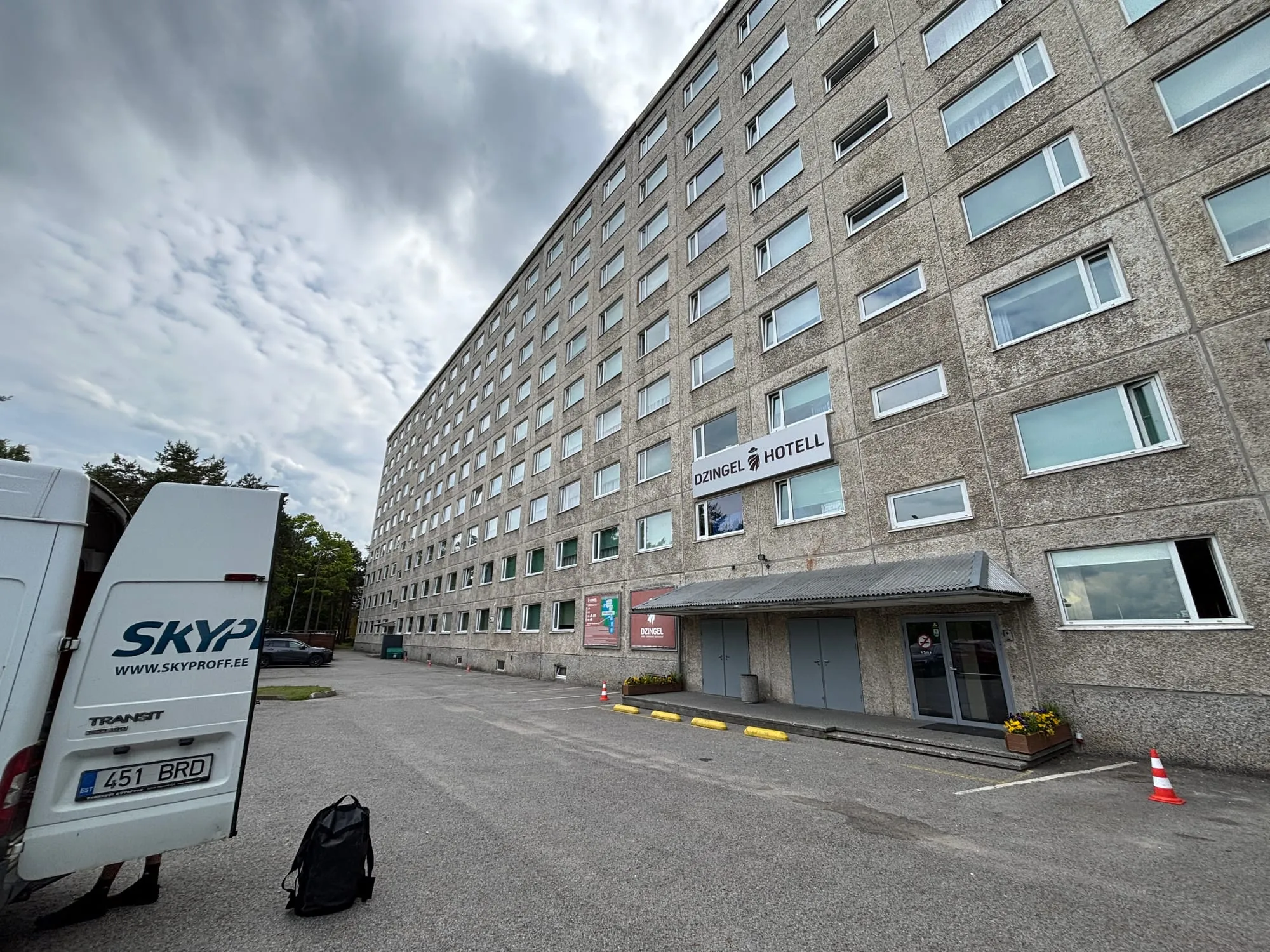 Skyproffi kaubik hoone ees enne akende välipesu algust