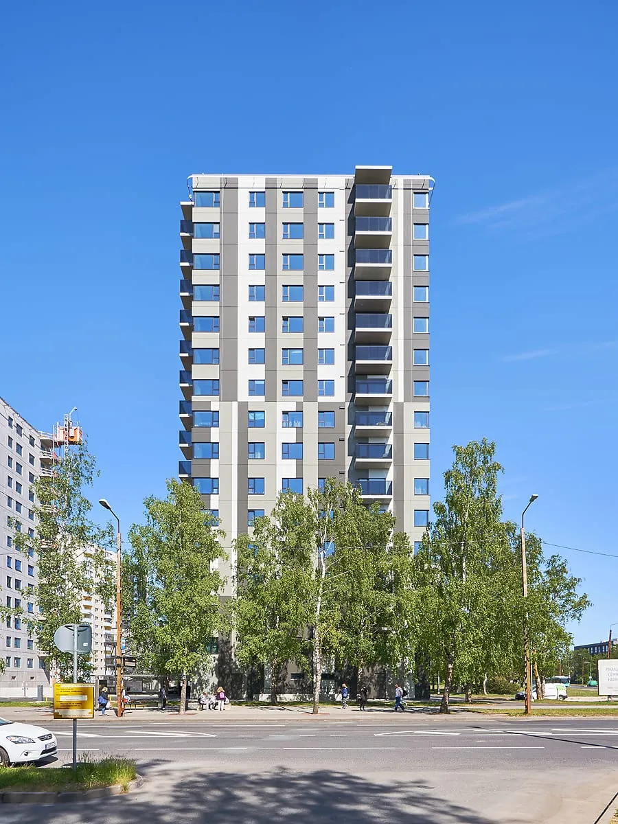 Kõrghoone eestvaade — 16 korrust klaaspindu, Skyproffi akende pesu objekt