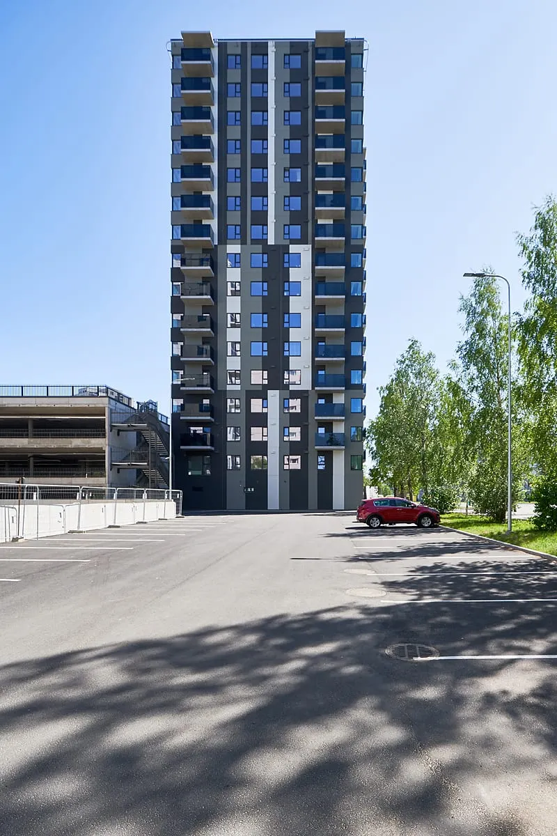 Tornmaja fassaad parkla poolt — kõrghoone akende pesu objekt