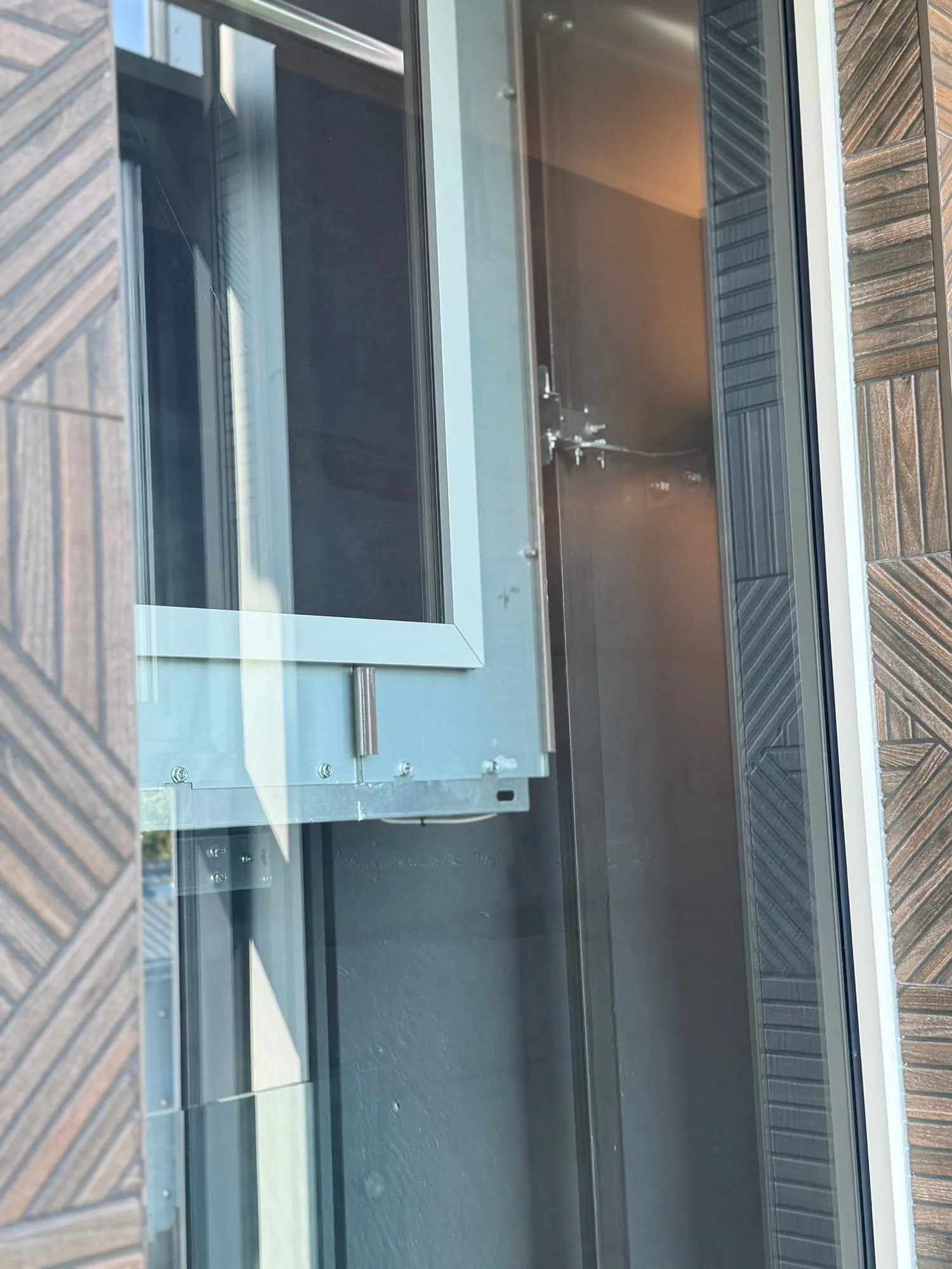 Korterelamu liftišahti klaaspind puitefektiga välisfassaadil
