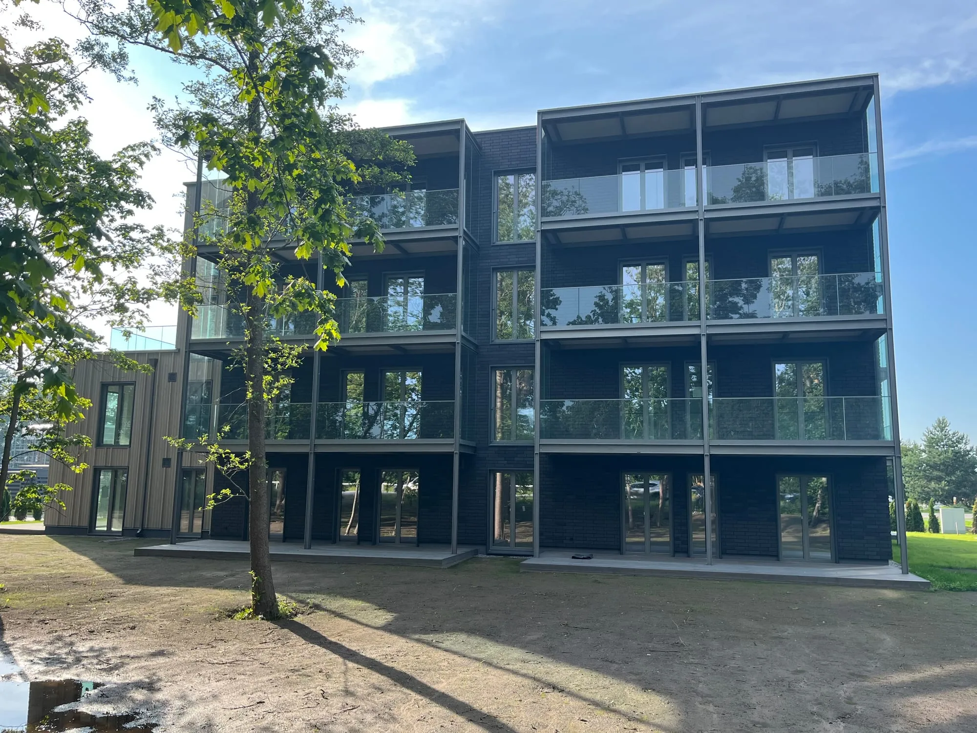 Taludevahe korterelamute kompleks Tiskres, aknad väljast pestud