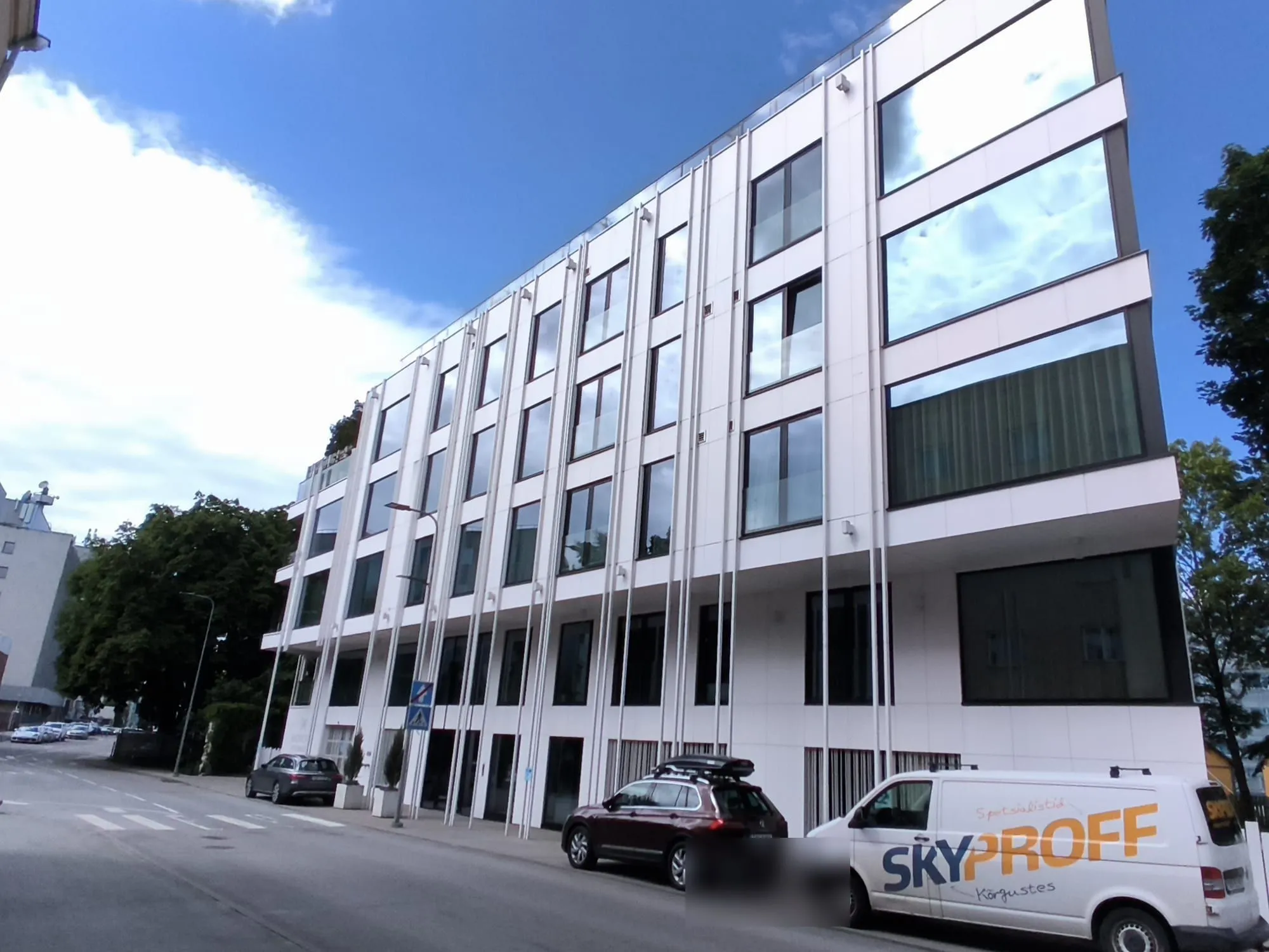 Skyproffi kaubik hoone ees pärast akende pesu