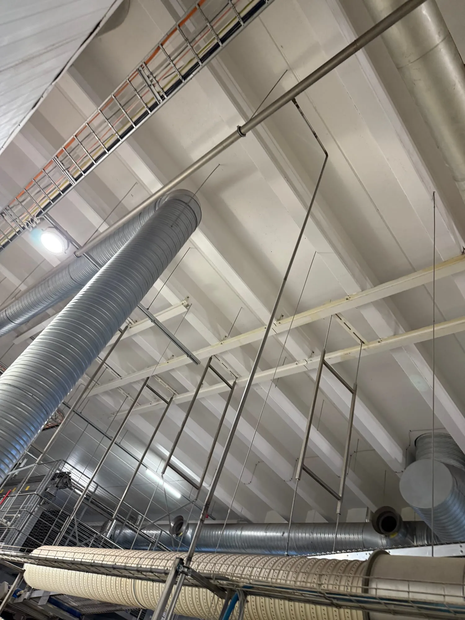 Puhastatud ventilatsioonitorud ja kaablirennid tootmishoone lae all