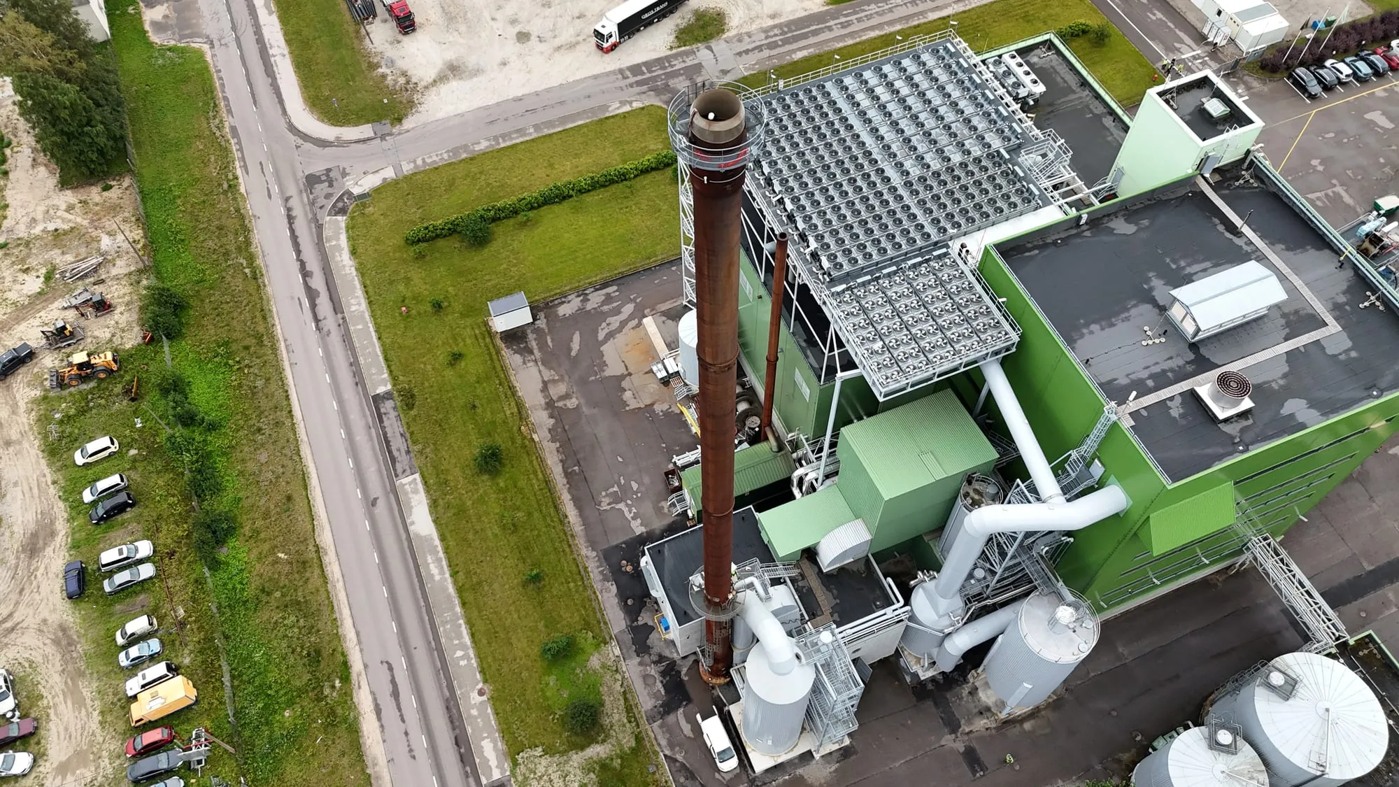 Droonivaade elektrijaama terasest korstnale ja katlamaja hoonetele Pärnus