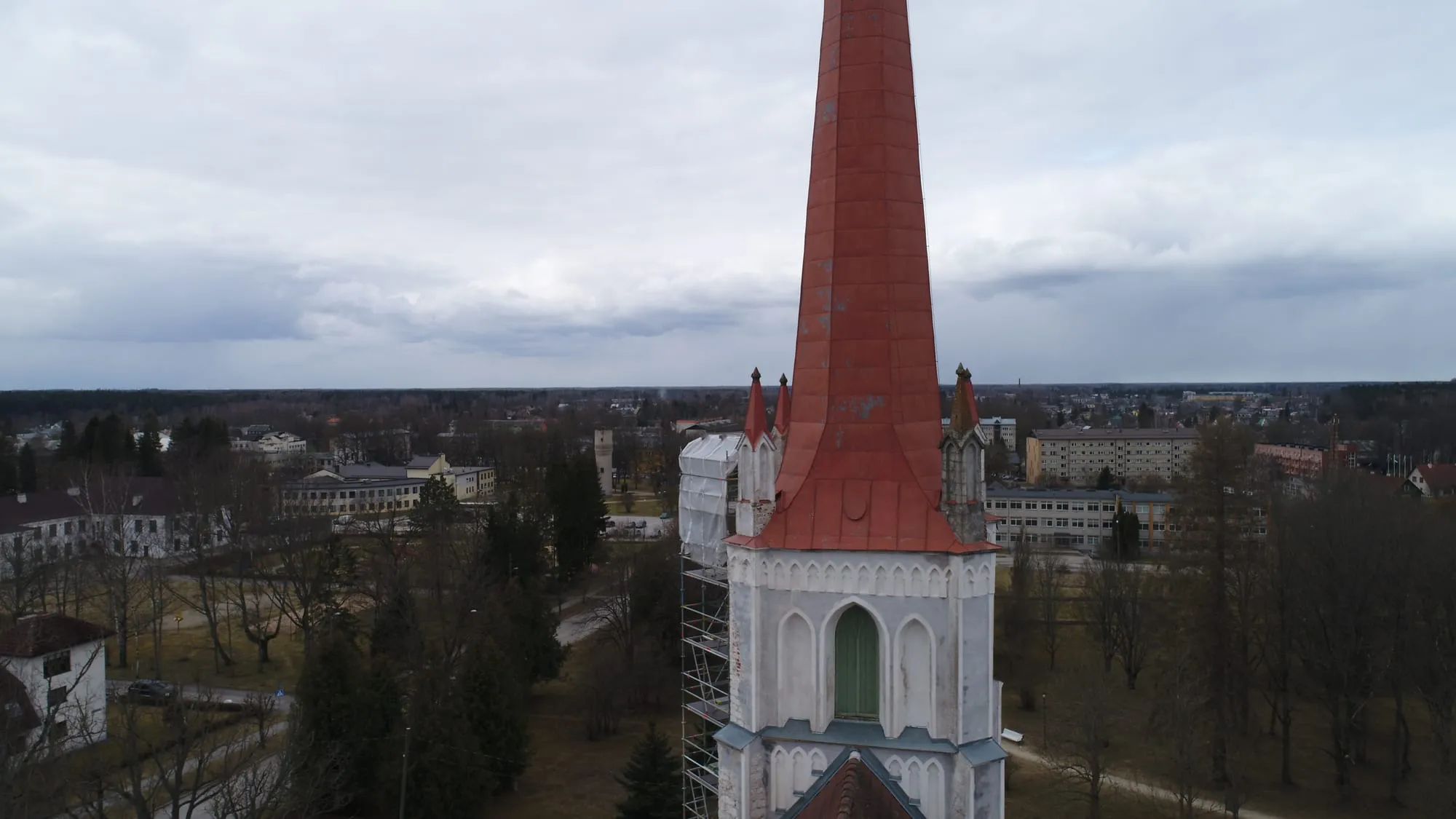Türi kiriku valge torn punase tornikiivriga, küljel tellingud fassaaditööde jaoks