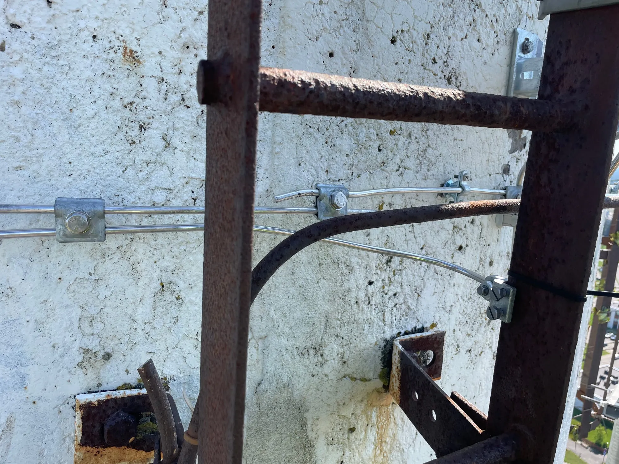 Piksekaitse juhtmete ühendusklemmid korstna ülaosas, all avaneb linnavaade