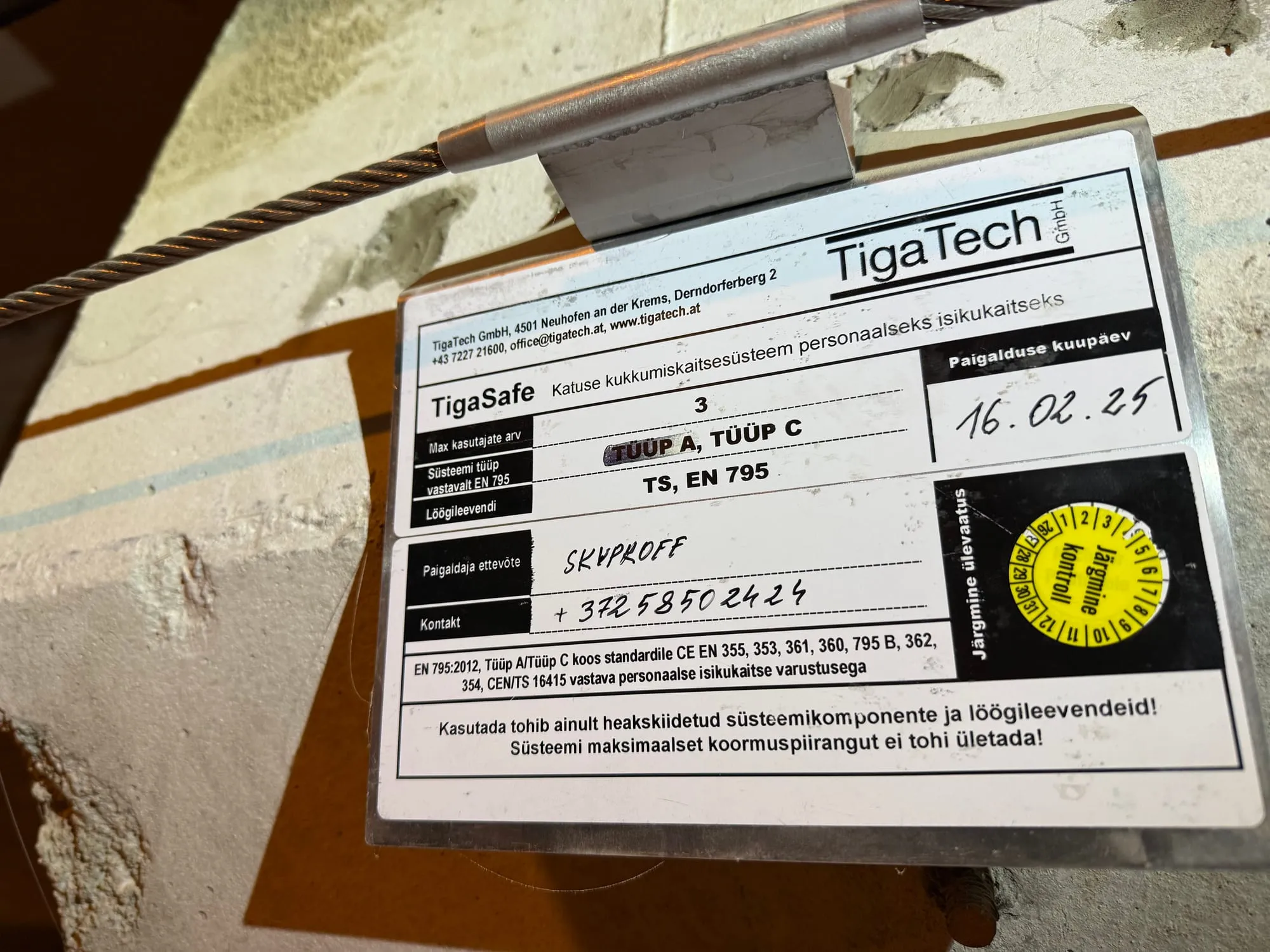 Kukkumiskaitsesüsteemi andmesilt — paigaldaja Skyproff, järgmine ülevaatus märgitud