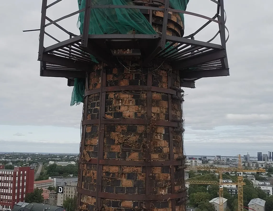 Korstna tipp kaitsevõrgu ja ümberkäiva metallplatvormiga