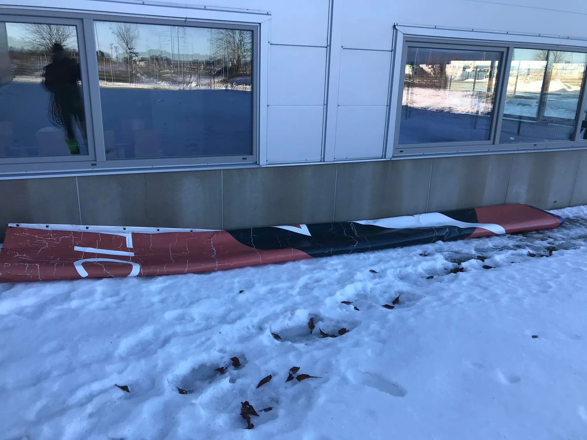 Eemaldatud reklaambänner tootmishoone välisseina ääres akende all