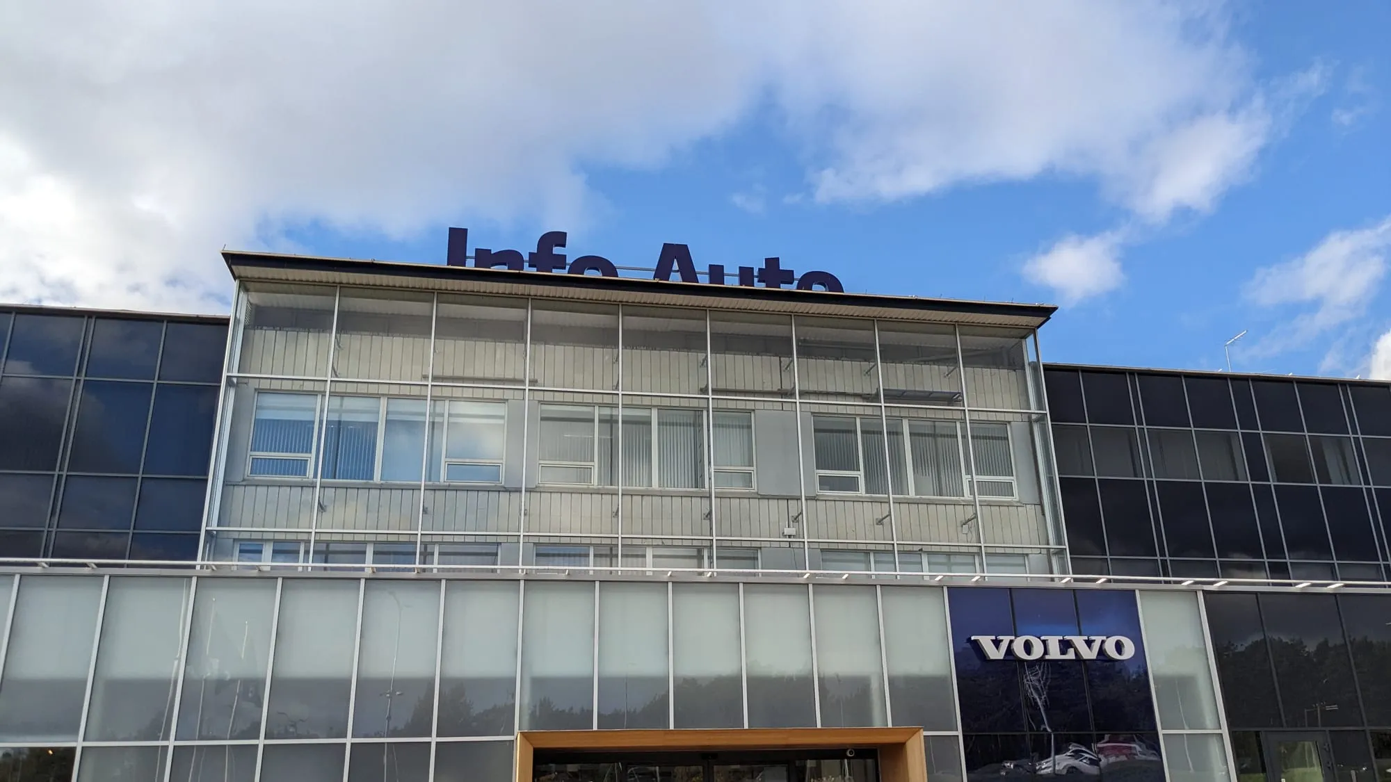 Info Auto ärihoone klaasfassaad aadressil, kus käiguteed paigaldati