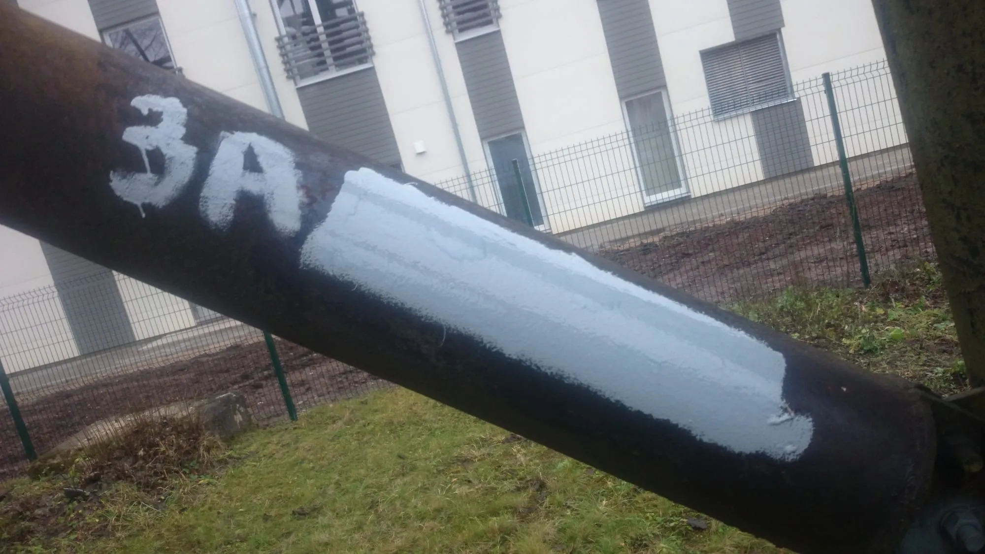 Puhastatud ja krunditud korrosioonikoht Tartu teletorni masti diagonaalsidemel, kõrval käsitsi maalitud kood 3A