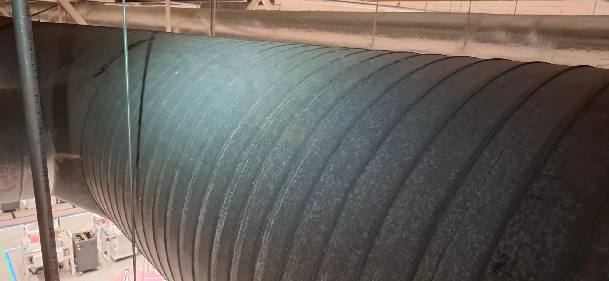 Tolmust puhastatud tsingitud ventilatsioonitoru lähivõttes