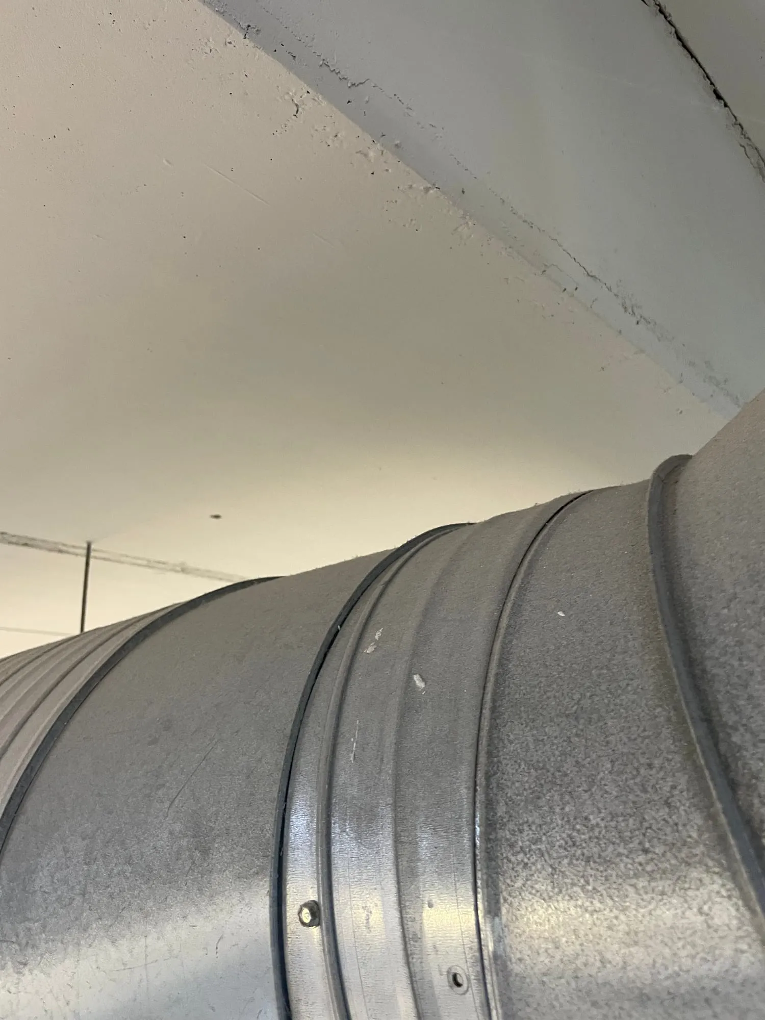 Tolmukiht tootmishoone lae lähedal paikneval tsingitud ümarventilatsioonitorul