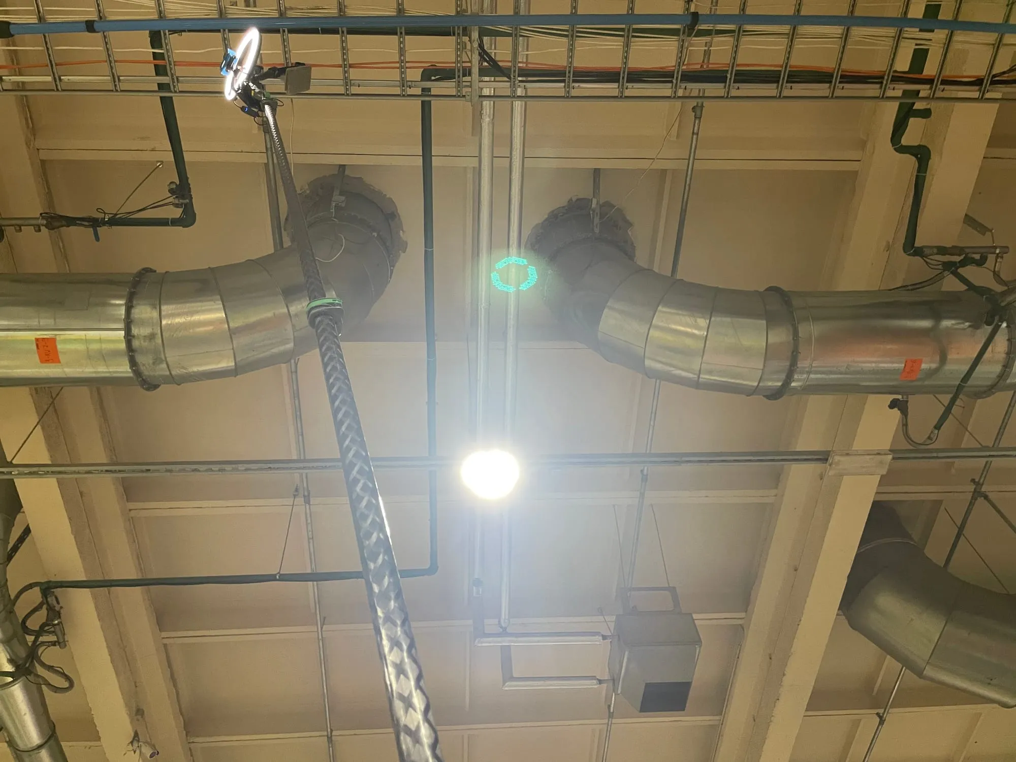 Teleskoopvardaga puhastatakse tootmishoone lae ventilatsioonitorusid ja konstruktsioone