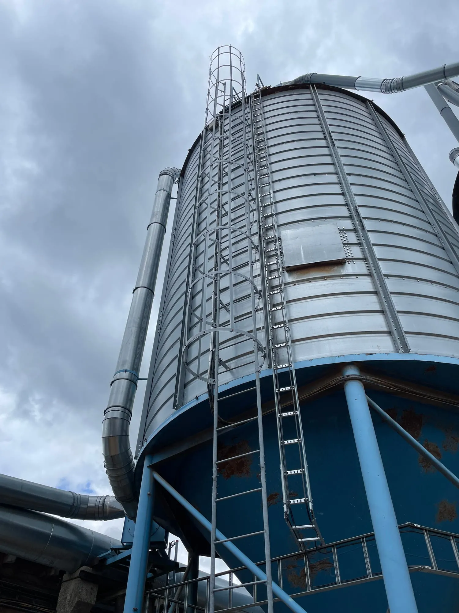 Galvaniseeritud terassilo vertikaalse redeli ja turvapuuriga, kuhu paigaldati kukkumiskaitse siinisüsteem