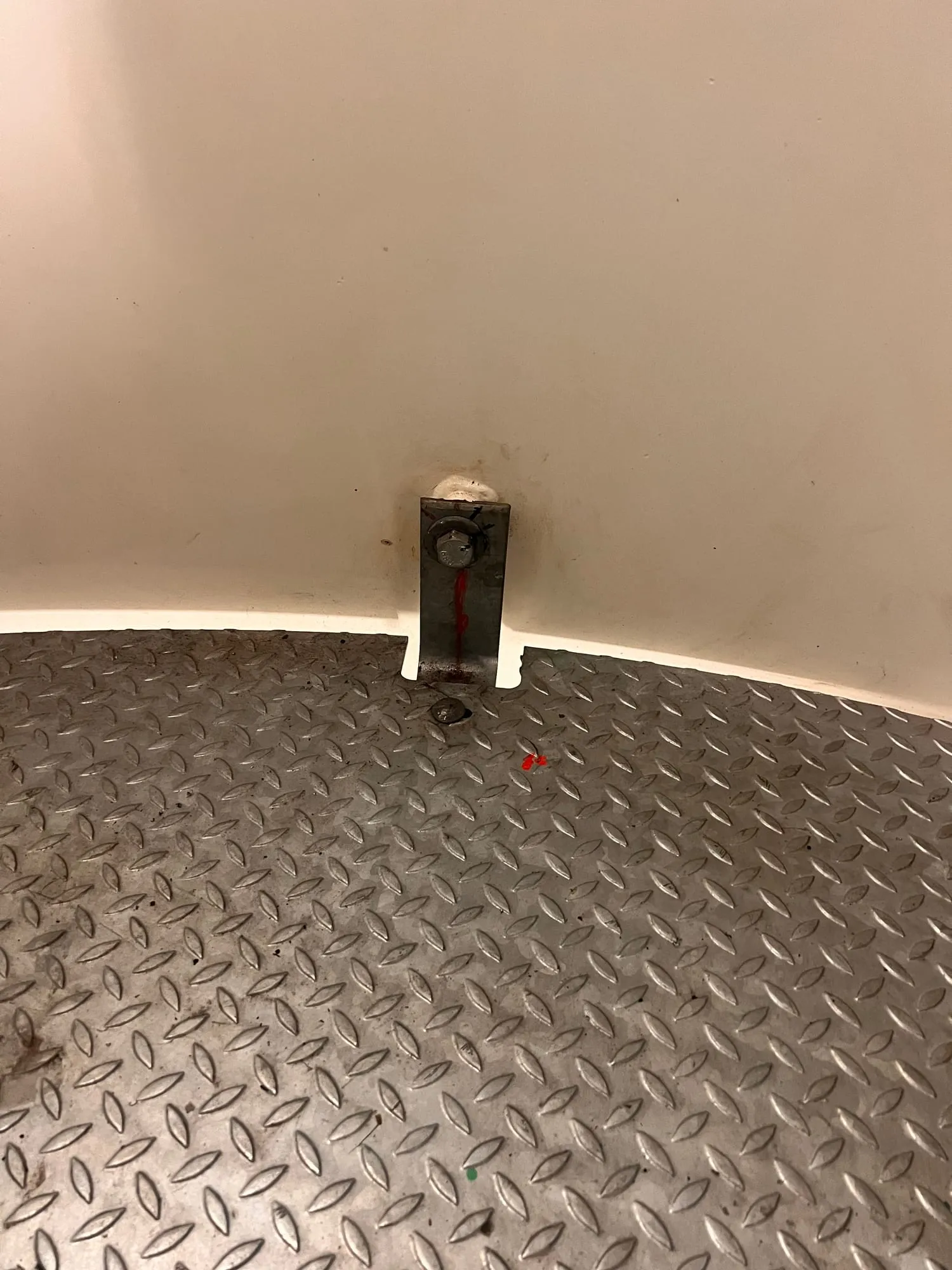 Platvormi kinnitus tuuliku torniseinal, poldid pingutatud ja kontrolljoonega märgistatud