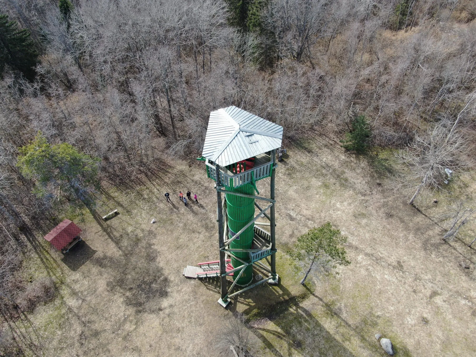 Emumäe vaatetorn tervikuna metsalagendikul, kõrval puhkekoda ja metsatee