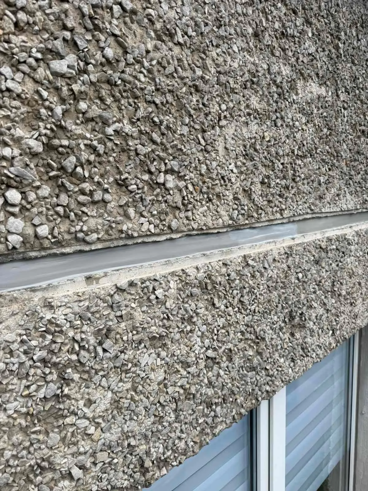 Värske hermeetik betoonpaneelide horisontaalvuugis fassaadil