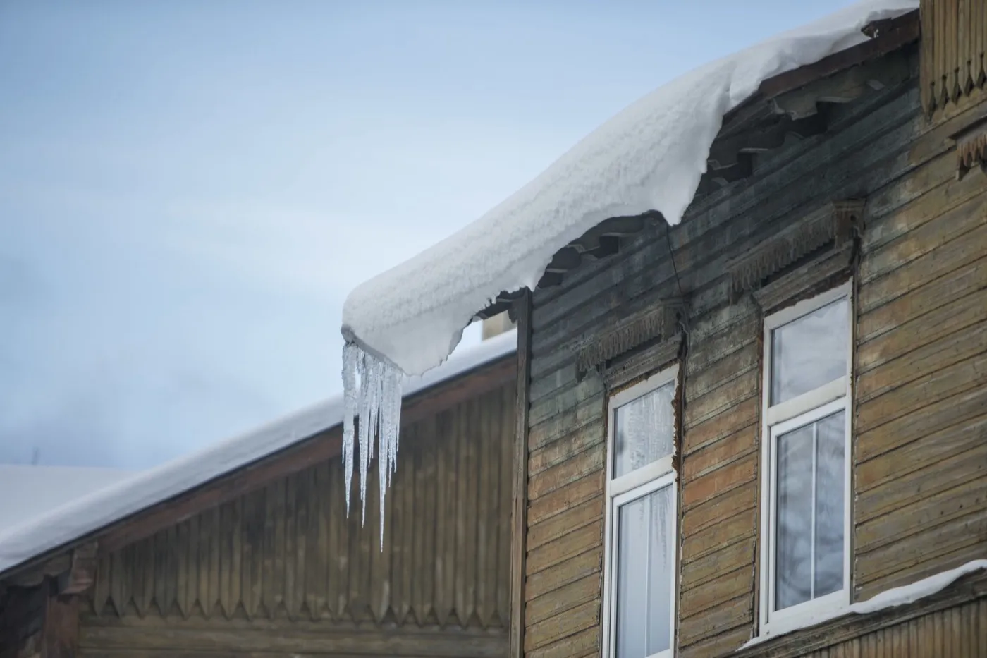 Lume- ja jäätõrje katuselt võib maksta kuupalga suuruse summa