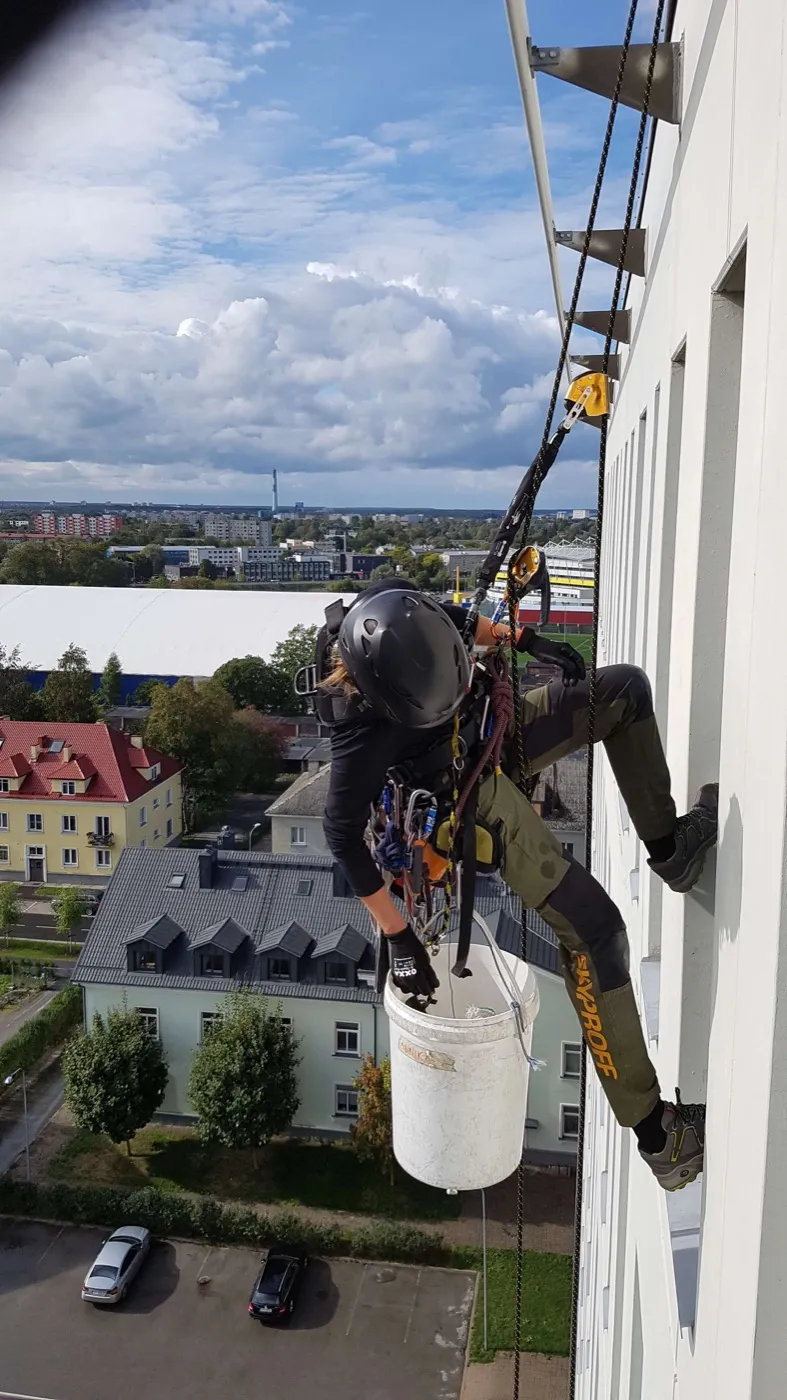 Köietehnik köiel ämbriga akende pesul Pärnu mnt 102c hoonel