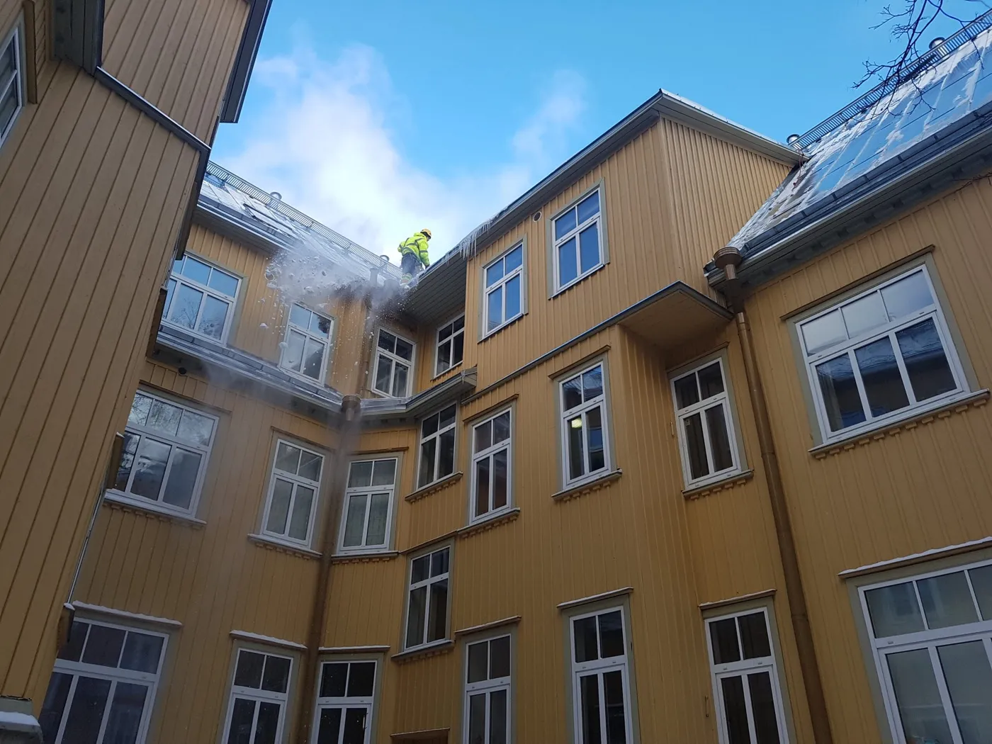 Ohtlikud jääpurikad ning katustelt kukkuv lumi: kuidas liikuda tänavatel turvaliselt?