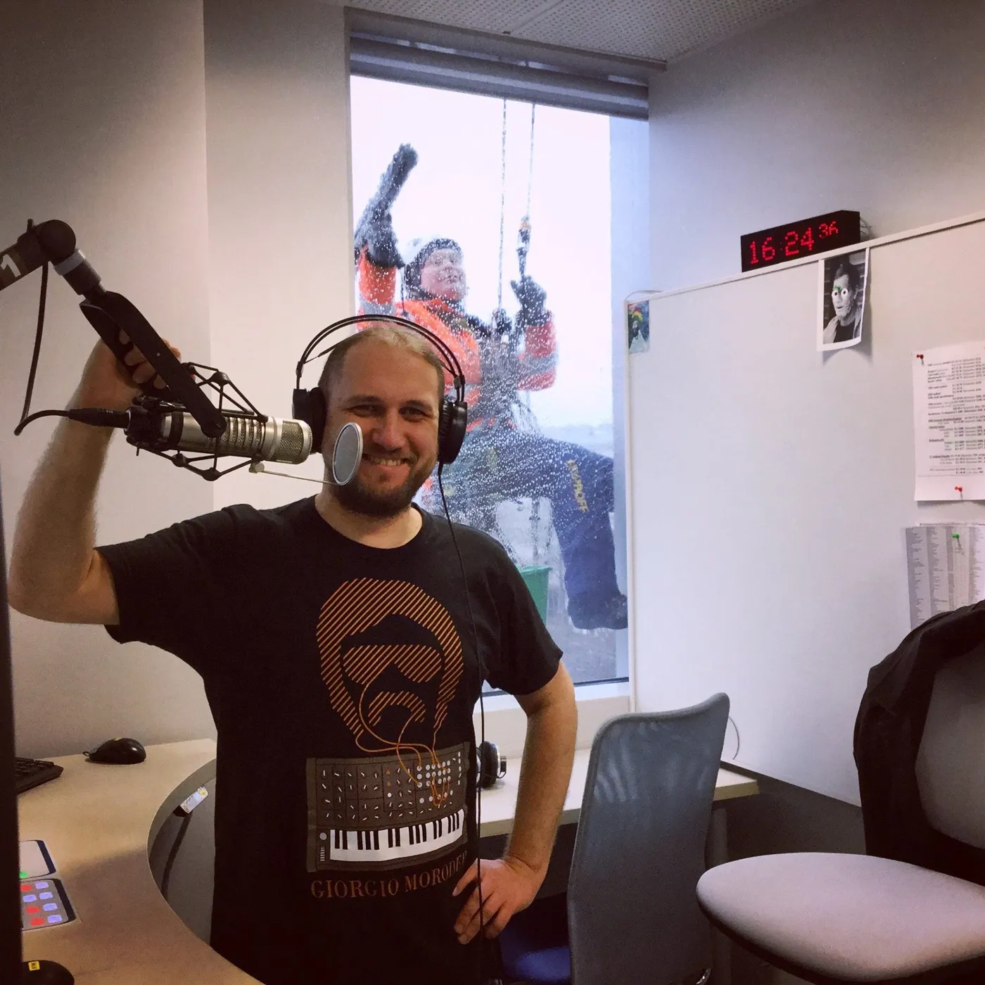 Töö ja vile koos – Skyproffi aknapesija Raadio 2 akna taga (Raadio 2 Facebook)